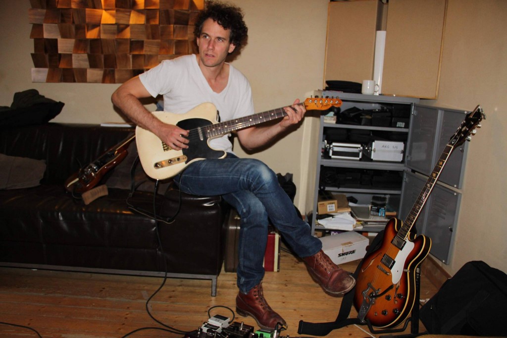 Thomas Semence avec ses guitares